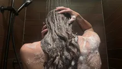 ’s Ochtends of ’s avonds je haar wassen: wat zorgt ervoor dat je haar langer schoon en sterk blijft?